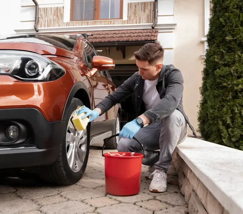 Lavage auto à domicile Saint-Georges-Buttavent : professionnel intervenant sur un véhicule